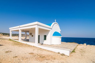 Kıbrıs Rum Kesimi Aiya Napa yakınlarındaki Kavo Greko kayalıklarında beyaz bir şapel