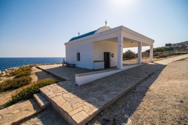 Kıbrıs Rum Kesimi Aiya Napa yakınlarındaki Kavo Greko kayalıklarında beyaz bir şapel