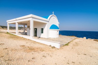 Kıbrıs Rum Kesimi Aiya Napa yakınlarındaki Kavo Greko kayalıklarında beyaz bir şapel