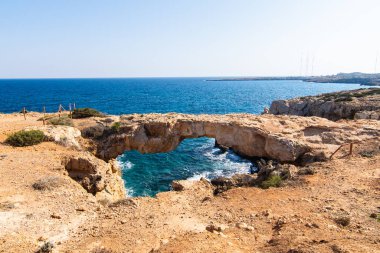 Taş kemer ve deniz. Cape Greko, Agia Napa, Kıbrıs