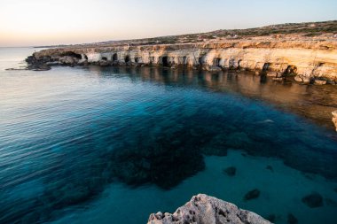 Akdeniz 'de bir göl, Kıbrıs mağarası
