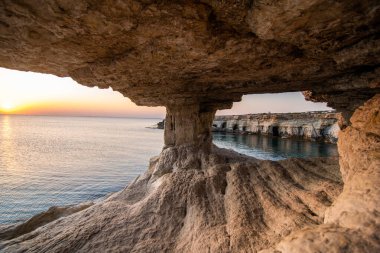 Kıbrıs adasında Ayia Napa ve Protaras yakınlarında Greko Burnu 'ndaki deniz mağaraları