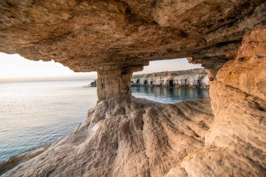 Kıbrıs adasında Ayia Napa ve Protaras yakınlarında Greko Burnu 'ndaki deniz mağaraları