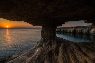 Kıbrıs adasında Ayia Napa ve Protaras yakınlarında Greko Burnu 'ndaki deniz mağaraları