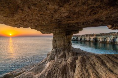 Kıbrıs adasında Ayia Napa ve Protaras yakınlarında Greko Burnu 'ndaki deniz mağaraları