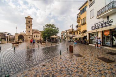 Eski kentin kalbinde yer alan Aziz Lazarus kilisesi ve Kıbrıs Rum Kesimi 'nin Larnaka kentindeki Kilise Müzesi' ne komşu..