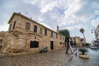 Eski kentin göbeğinde yer alan Aziz Lazarus Kilisesi ve Kıbrıs Rum Kesimi 'nin Larnaka kentindeki Kilise Müzesi' ne komşu..
