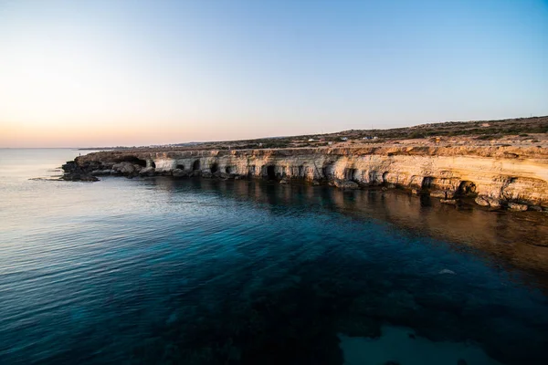Akdeniz Bir Göl Kıbrıs Mağarası — Stok fotoğraf