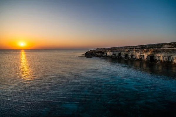 Akdeniz Bir Göl Kıbrıs Mağarası — Stok fotoğraf