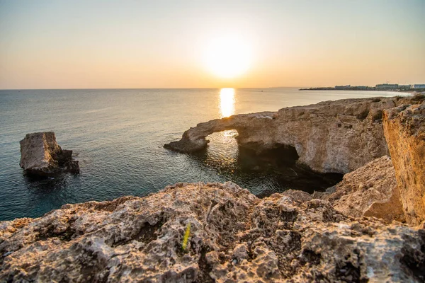 Kıbrıs Taki Ayia Napa Yakınlarındaki Doğal Taş Köprüde Güzel Bir — Stok fotoğraf
