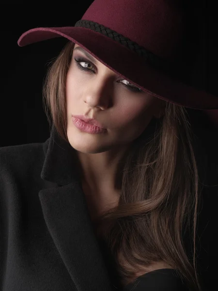 Retrato de una mujer joven elegante y atractiva en el abrigo de lana negro, ropa interior sin costuras y sombrero de ala ancha marsala en su cabeza, sesión de fotos de estudio — Foto de Stock