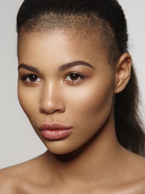 Mükemmel pürüzsüz parlayan cilt, tam dudaklar ve tıraşlı saç kesimi, stüdyo çekimi, ışık arka plan ile olağanüstü güzel bir Afro-Amerikan modeli moda portre