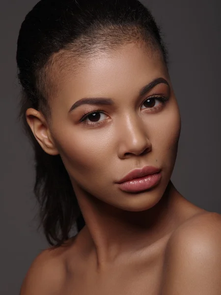 Mode Porträtt av en extraordinär vacker afrikansk amerikansk ung kvinna med perfekt slät gyllene hud, fylliga läppar och rakad frisyr, Studio Shoot, mörk bakgrund — Stockfoto