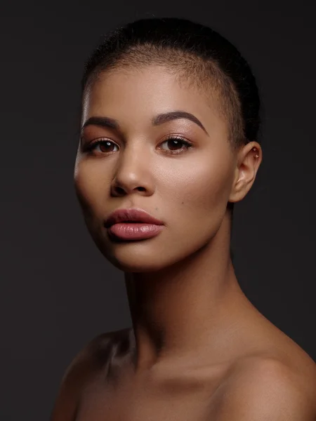 Retrato elegante de um extraordinário modelo afro-americano bonito com pele brilhante lisa perfeita, lábios cheios e corte de cabelo raspado, sessão de estúdio, fundo escuro — Fotografia de Stock