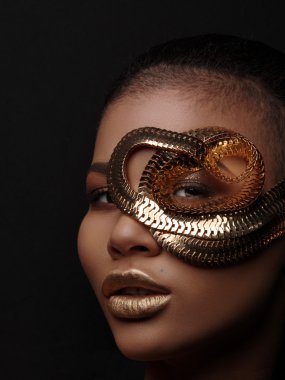 Sanat stüdyo portre bir olağanüstü güzel çıplak Afro-Amerikan model mükemmel pürüzsüz parlak melez deri ile moda, tam altın dudaklar, traş saç kesimi ve altın takılar, profil, yapmak