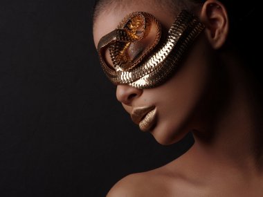 Glamour sanat stüdyo portre bir olağanüstü güzel çıplak Afro-Amerikan modeli ile mükemmel pürüzsüz parlak melez deri, makyaj, altın dudaklar, traş saç kesimi ve altın takı, profil tam