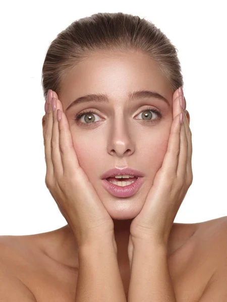 Retrato emocional de una joven europea con piel lisa brillante pura y saludable sin maquillaje, muchas emociones en su cara, fondo blanco aislado, sesión de estudio —  Fotos de Stock