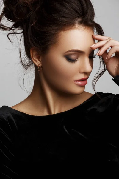 Studio Sensual Portret Piękna Atrakcyjna Młoda Kobieta Smart Wieczór Makijaż — Zdjęcie stockowe
