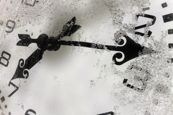 O relógio no exterior coberto de neve — Fotografia de Stock
