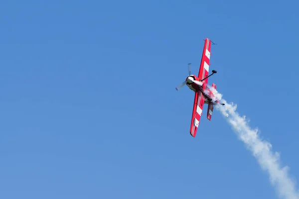 Kis sport repülőgép az égen. — Stock Fotó