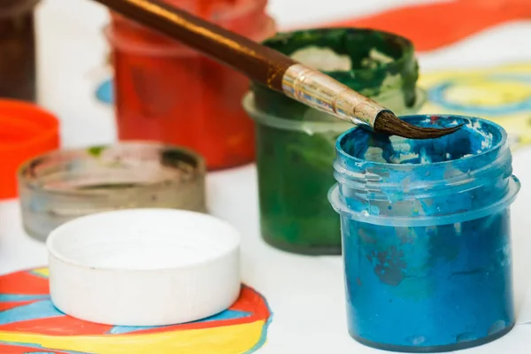 Boyalar ve fırçalar çizim vardır