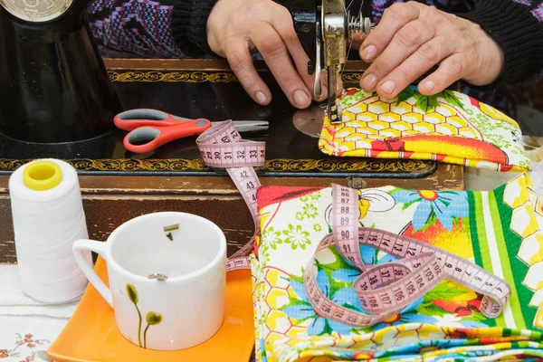 Kadın el dikiş makinesi