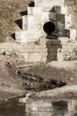 Kanalizasyon, nehir kirliliği için borular.