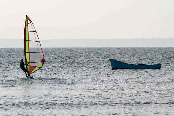 Vela a bordo no mar, windsurf . — Fotografia de Stock