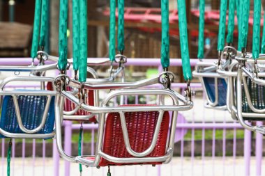 Boş salıncak atlıkarınca sürmek.