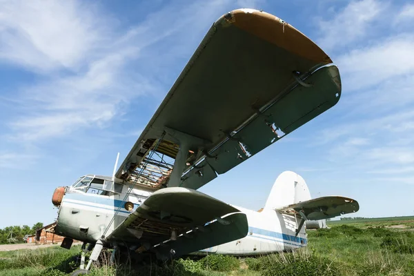 Старий зруйнований літак — стокове фото