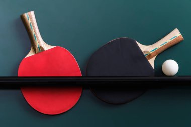 Tenis raketi masaya topuyla
