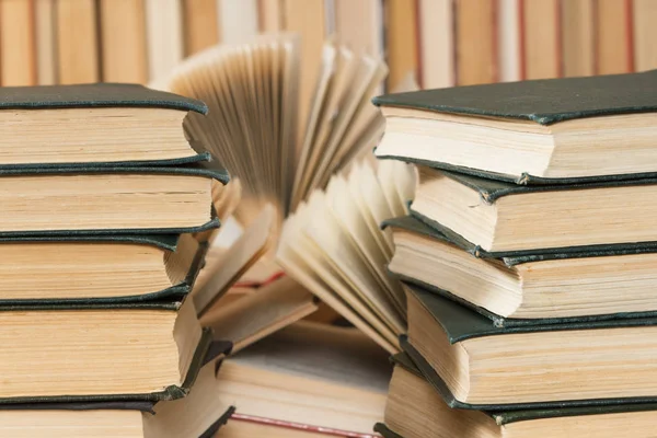 Muitos livros em cima da mesa na biblioteca — Fotografia de Stock