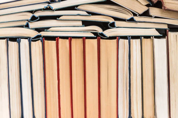 Muitos livros em cima da mesa na biblioteca — Fotografia de Stock