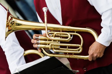 Müzik aleti elinde, tuba.