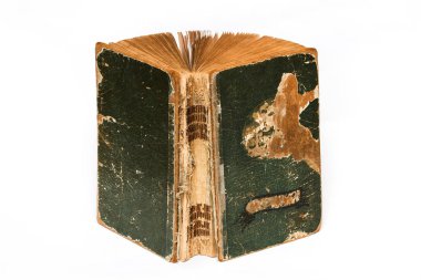 Beyaz üzerine eski açık kitap.