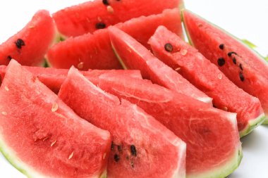 Beyaz arka plan üzerinde karpuz kesmek.