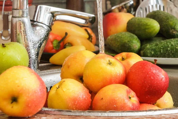 Elma suyun altında mutfakta.