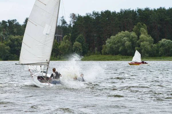 Jacht wedstrijden op het meer — Stockfoto