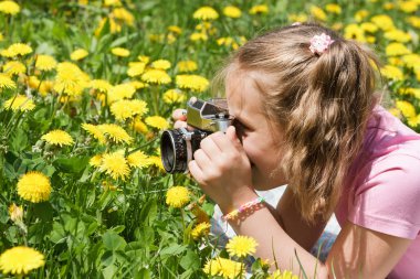 Bebek kız fotoğraf çekimi açık havada
