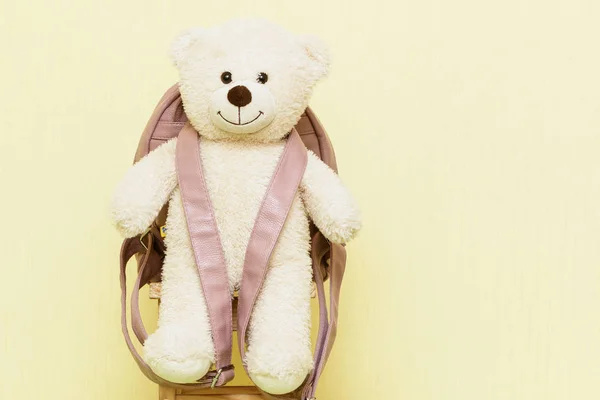 Teddy beer met een rugzak. — Stockfoto