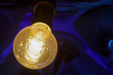 Modern enerji tasarrufu ampulü.