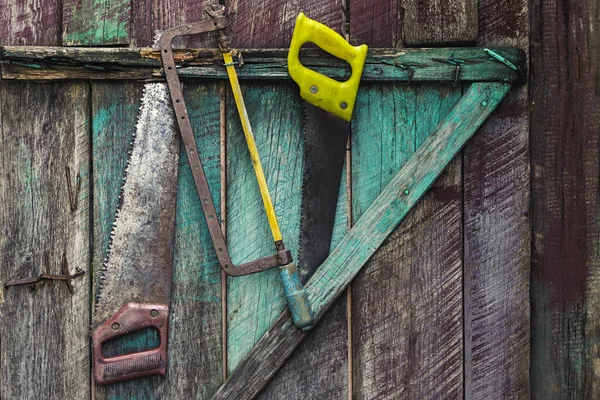 Stare narzędzia na zabytkowym ogrodzeniu — Zdjęcie stockowe