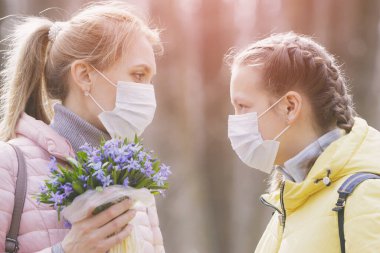Ormanda maskeli kadın ve kız