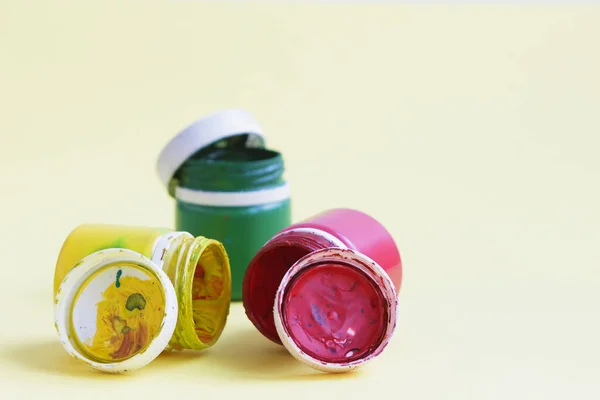 Sarı arka planda resim yapmak için resim