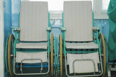 Hastanede eski tekerlekli sandalyeler..