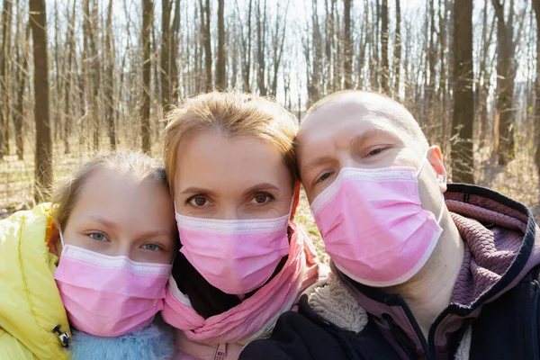 Portretfoto Van Een Wandelend Gezin Het Bos Met Medische Maskers Stockfoto