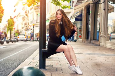 Genç oldukça trendy beyaz kız Europe city adlı poz