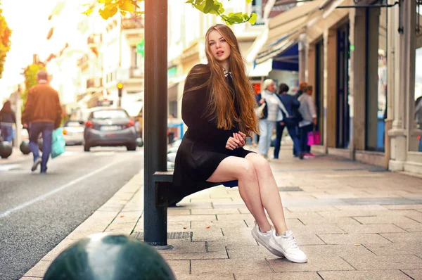 Joven chica caucásica bastante de moda posando en la ciudad de Europa —  Fotos de Stock