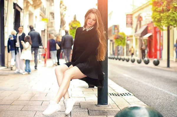 Joven chica caucásica bastante de moda posando en la ciudad de Europa — Foto de Stock