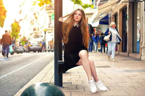 Junges hübsches trendiges kaukasisches Mädchen posiert in der europäischen Stadt — Stockfoto